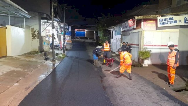 Dinas PU Makassar Aspal Kompleks Makkio Baji, Warga: Terimakasih Pak Walikota Jalannya Sudah Mulus