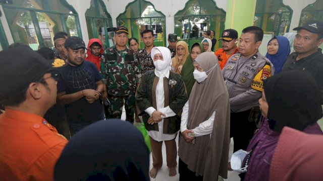 Kunjungi Korban Terdampak Banjir di Manggala, Ketua TP PKK Kota Makassar Beri Bantuan