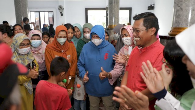 Ketua TP PKK Makassar Hibur Anak Terdampak Banjir Kelurahan Laikang, Ajak Bermain Latto-latto