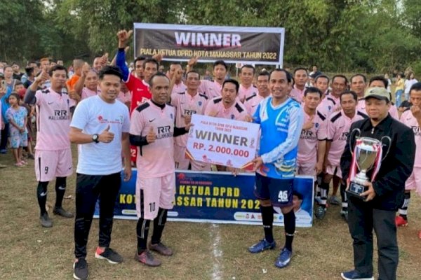 Ketua DPRD Ramaikan Laga Final Turnamen Sepakbola di Lakkang