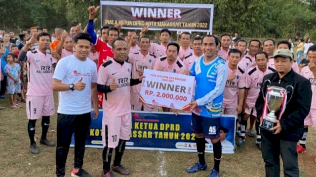 Ketua DPRD Ramaikan Laga Final Turnamen Sepakbola di Lakkang