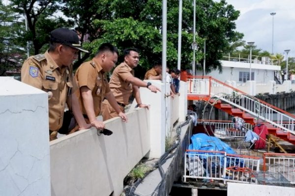 Camat Ujung Pandang Boyong Lurah Pantau Pembersihan Laut di Losari