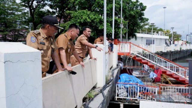 Camat Ujung Pandang Boyong Lurah Pantau Pembersihan Laut di Losari