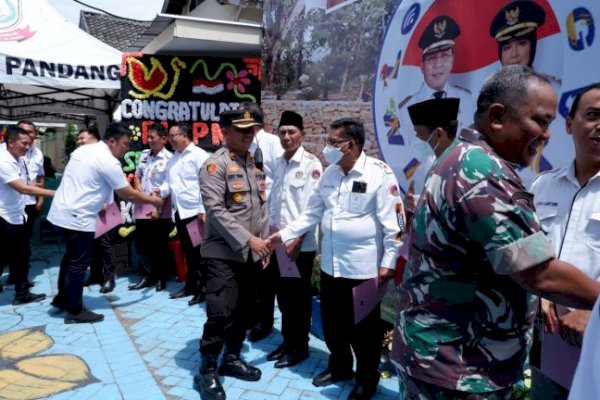 Camat Ujung Pandang Serahkan SK Pj Ketua LPM