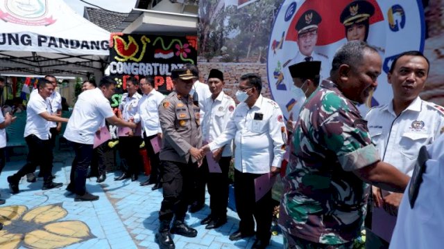 Camat Ujung Pandang Serahkan SK Pj Ketua LPM