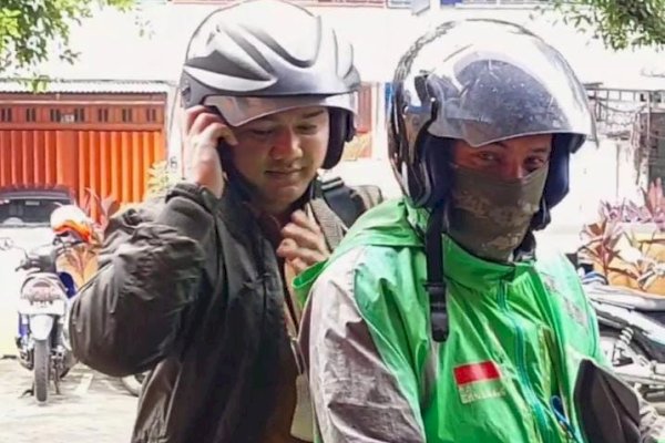 Ramaikan Ojol Day, Camat Ujung Pandang Gunakan Ojek