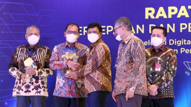 Wali Kota Danny Terima Penghargaan TP2DD, Makassar Kota Terbaik di Indonesia Timur