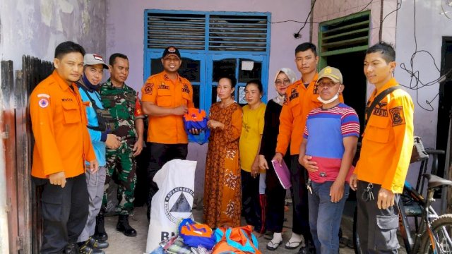 BPBD Makassar Bantu Korban Kebakaran Biring Romang