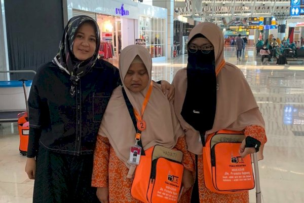 Fatmawati Rusdi Berangkatkan Umrah Qoriah Tunanetra Asal Kabupaten Sidrap