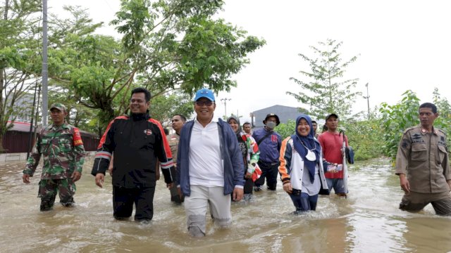 Pemkot Makassar Siapkan 11 Titik Pengungsian di Antang, Wali Kota Danny Beri Bantuan Korban Banjir di Katimbang