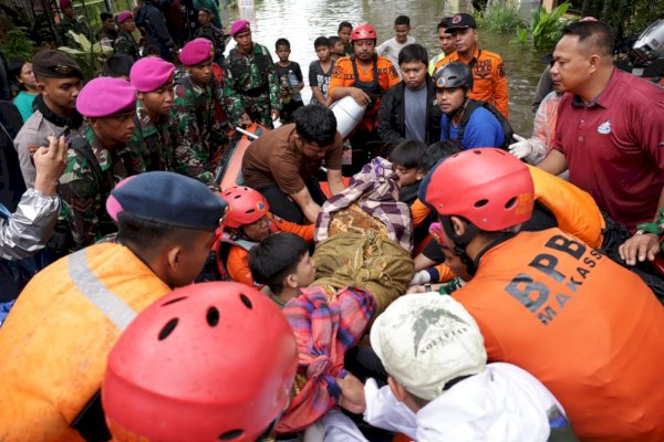 Wali Kota Danny Turun Langsung Evakuasi Korban Banjir di Antang