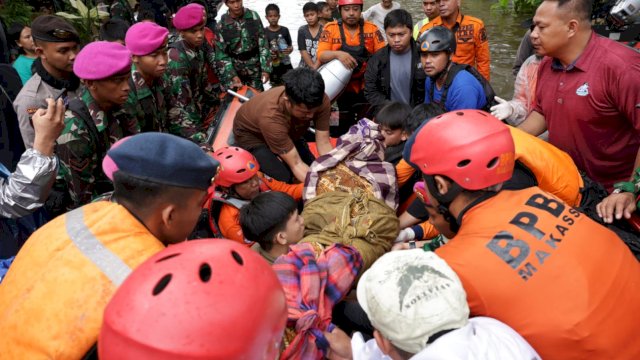 Wali Kota Danny Turun Langsung Evakuasi Korban Banjir di Antang