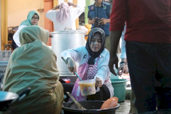 Pastikan Kebutuhan Pengungsi, Fatmawati Bersama Srikandi Pemkot Makassar Memasak di Posko Dapur Umum