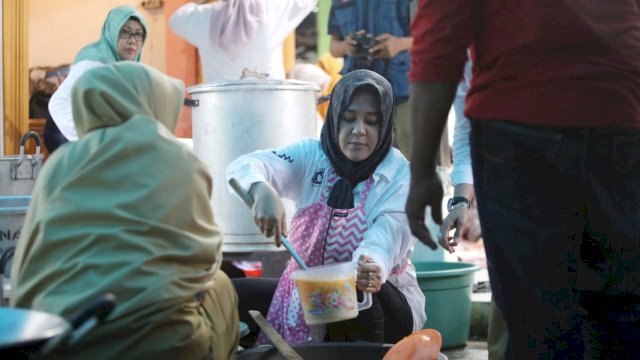 Pastikan Kebutuhan Pengungsi, Fatmawati Bersama Srikandi Pemkot Makassar Memasak di Posko Dapur Umum