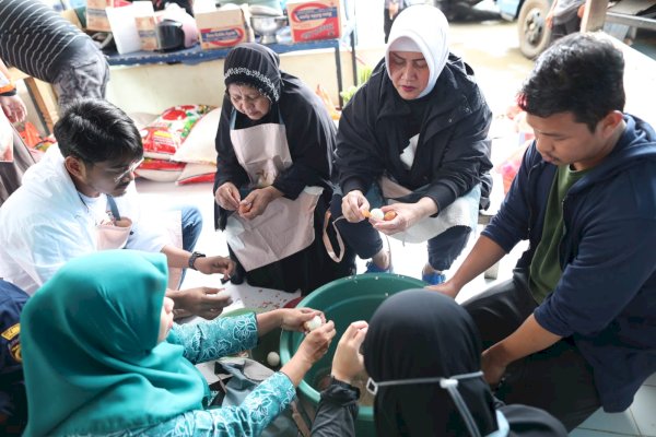 Bersama Srikandi Pemkot Makassar, Indira &#8211; Fatma Masak 600 Paket Makanan untuk Pengungsi Banjir di Katimbang