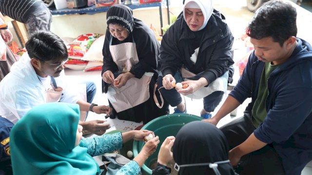 Bersama Srikandi Pemkot Makassar, Indira &#8211; Fatma Masak 600 Paket Makanan untuk Pengungsi Banjir di Katimbang