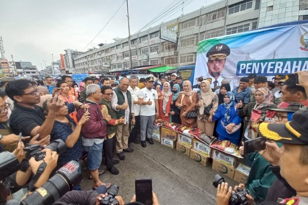 Gubernur Andi Sudirman Sulaiman Serahkan Bantuan Logistik ke Sejumlah Pedagang Pasar Sentral