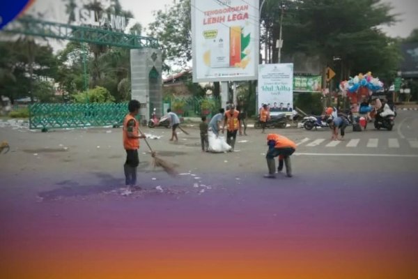 Satgas Kebersihan Kecamatan Bontoala Sigap Bersihkan Sampah dari Jamaah Shalat Idul Adha