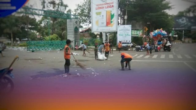 Satgas Kebersihan Kecamatan Bontoala Sigap Bersihkan Sampah dari Jamaah Shalat Idul Adha