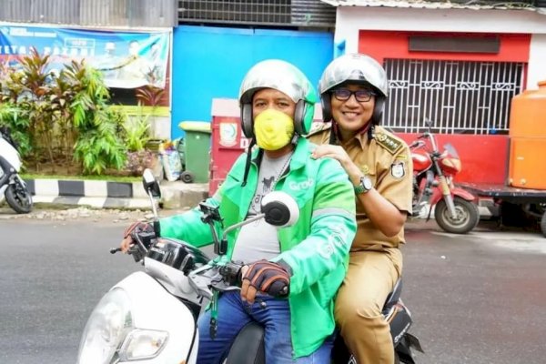 Ojol Day, Camat Makassar Gunakan Ojek Online Hadiri Acara