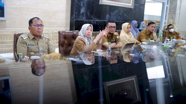 Ikuti Arahan Mendagri RI, Danny Manfaatkan Kontainer Kendalikan Harga