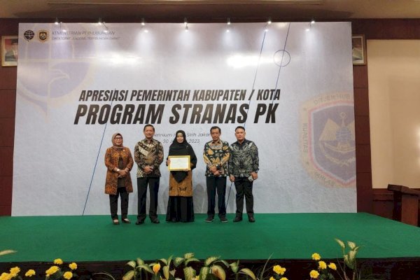 Dishub Makassar Terima Penghargaan Program Stranas PK Kemenhub