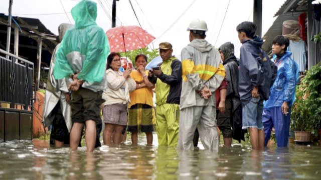 Diguyur Hujan, Camat Tamalanrea Pantau Drainase dan Rumah Warga Terdampak Banjir