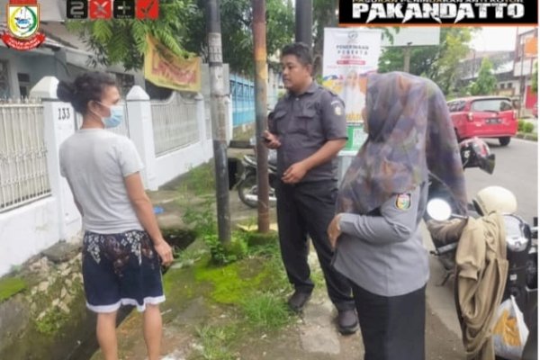 Maksimalkan Kebersihan Kota Makassar, Anggota Pakandatto Disiplinkan Warga Buang Sampah