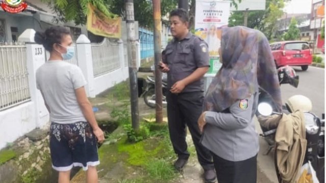 Maksimalkan Kebersihan Kota Makassar, Anggota Pakandatto Disiplinkan Warga Buang Sampah