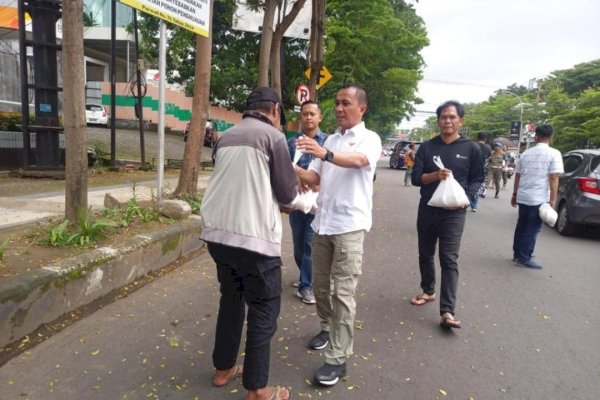 Edukasi Warga Makassar, Satpol PP Bagikan Beras ke Tukang Becak Hingga Parkir