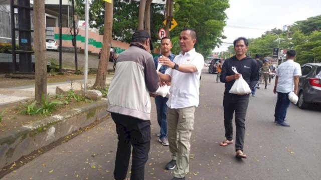 Edukasi Warga Makassar, Satpol PP Bagikan Beras ke Tukang Becak Hingga Parkir