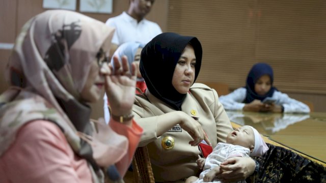 Antengnya Bayi Yusri Digendong Wakil Wali Kota Fatmawati Rusdi