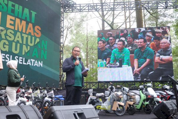 Pererat Persaudaraan, Danny Pomanto Jalan Sehat Bareng Sandiaga Uno