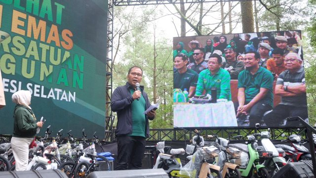 Pererat Persaudaraan, Danny Pomanto Jalan Sehat Bareng Sandiaga Uno