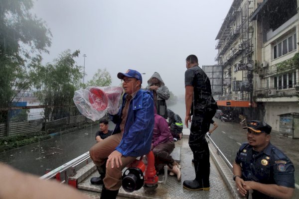 Danny Pomanto dan Jajaran Turun Langsung Evakuasi Warga Terdampak Banjir