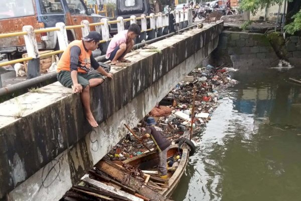 Tak Kenal Waktu, Tengah Malam Satgas DPU Keruk Drainase Antisipasi Banjir