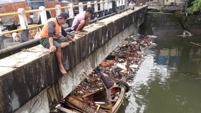 Tak Kenal Waktu, Tengah Malam Satgas DPU Keruk Drainase Antisipasi Banjir