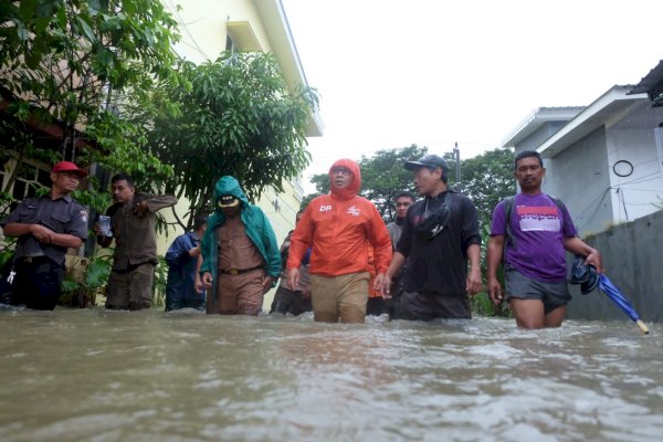 Danny Bawa Bantuan Sembako Hingga Air Bersih ke Lokasi Ungsian Warga Pattene