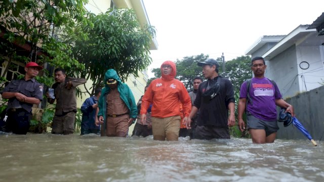 Danny Bawa Bantuan Sembako Hingga Air Bersih ke Lokasi Ungsian Warga Pattene