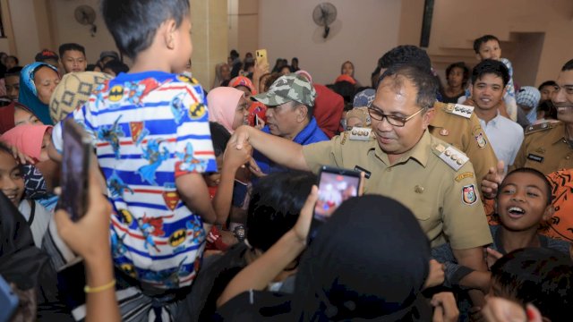 Danny Pomanto Bareng Indomaret Salurkan Bantuan ke Pengungsi Al Abrar Alauddin