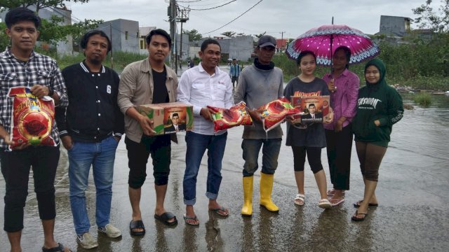 Yayasan Bentukan Ketua DPRD Rudianto Lallo Bantu Korban Banjir di Makassar