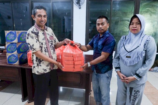 Diskominfo Makassar Salurkan 260 Paket Makanan untuk Pengungsi Banjir Tamalate