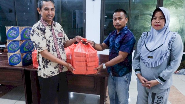 Diskominfo Makassar Salurkan 260 Paket Makanan untuk Pengungsi Banjir Tamalate