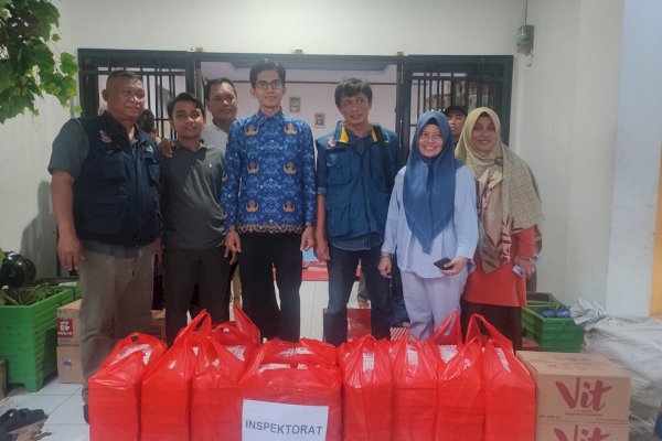 Paket Kebutuhan Anak Disalurkan Inspektorat Makassar Bagi Korban Banjir di Makassar