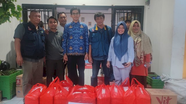 Paket Kebutuhan Anak Disalurkan Inspektorat Makassar Bagi Korban Banjir di Makassar