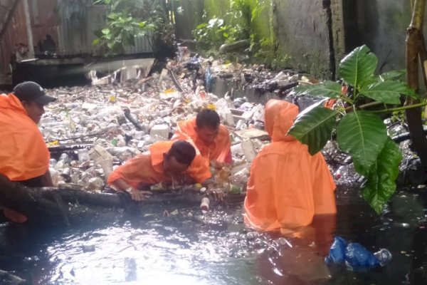 Begini Respon Tim Anti Genangan Dinas PU Makassar Terhadap Laporan Warga