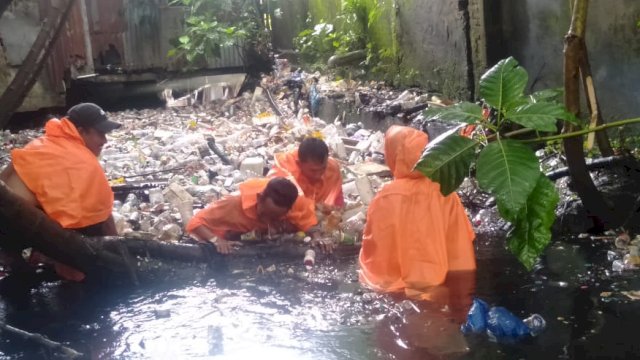 Begini Respon Tim Anti Genangan Dinas PU Makassar Terhadap Laporan Warga