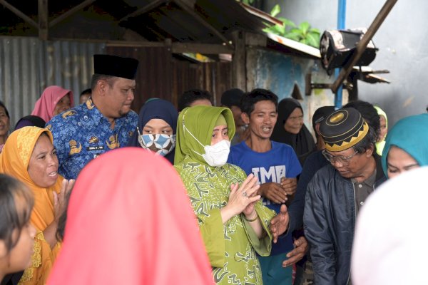 Indira Jusuf Ismail Bagikan Paket Sembako Kepada Korban Banjir di Kecamatan Tamalate