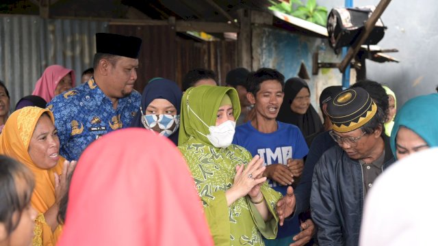 Indira Jusuf Ismail Bagikan Paket Sembako Kepada Korban Banjir di Kecamatan Tamalate