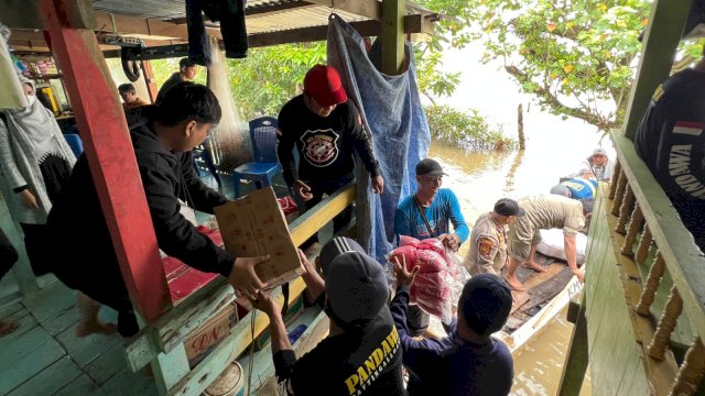 OPD Pemkot Makassar Beri Bantuan Kepada Puluhan Warga Terdampak Banjir di Romang Tangaya